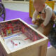 Baby tittar in i hockeylåda - berättelser i en låda